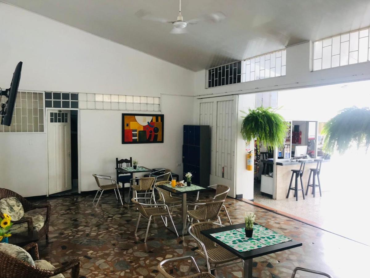 Hotel Maceo Melgar Esterno foto